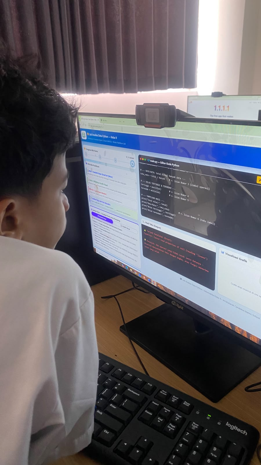 Dari Excel ke Python: Siswa Kelas 9.2 AMCIS Praktik Analisis Data di Laboratorium Komputer